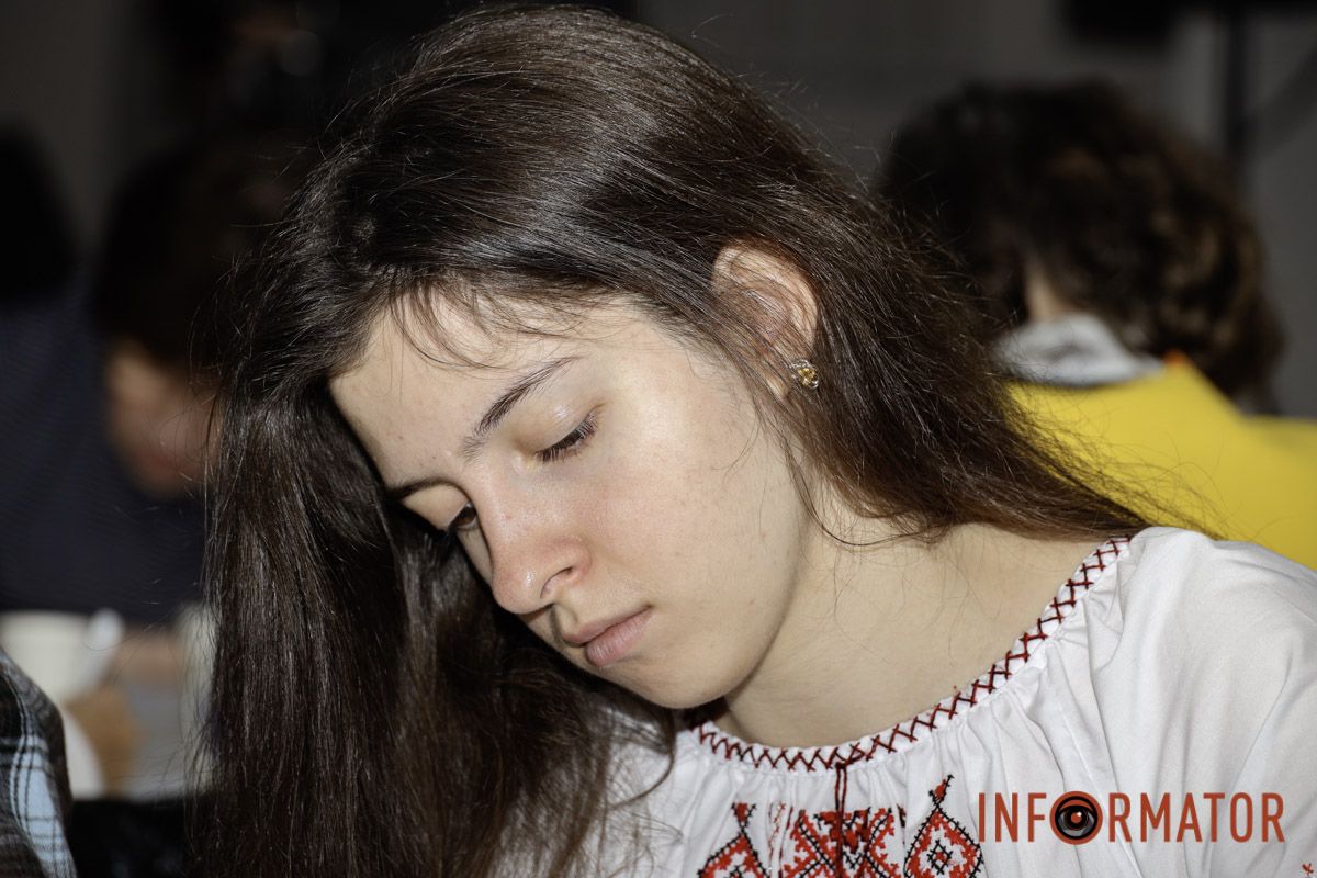 Під час диктанту треба не відволікатись Як у Дніпрі 27 жовтня пройшов національний диктант єдності 24