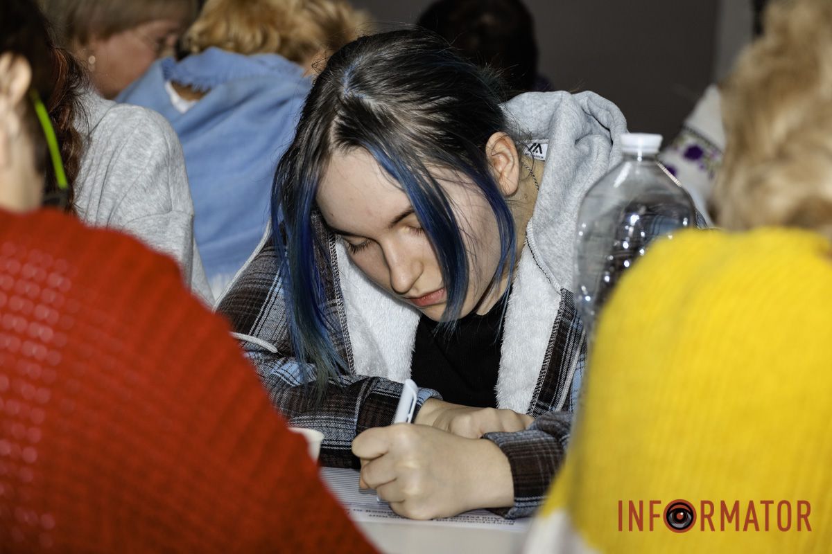 Учасники зібралися разом, щоб перевірити знання української мови Як у Дніпрі 27 жовтня пройшов національний диктант єдності 41