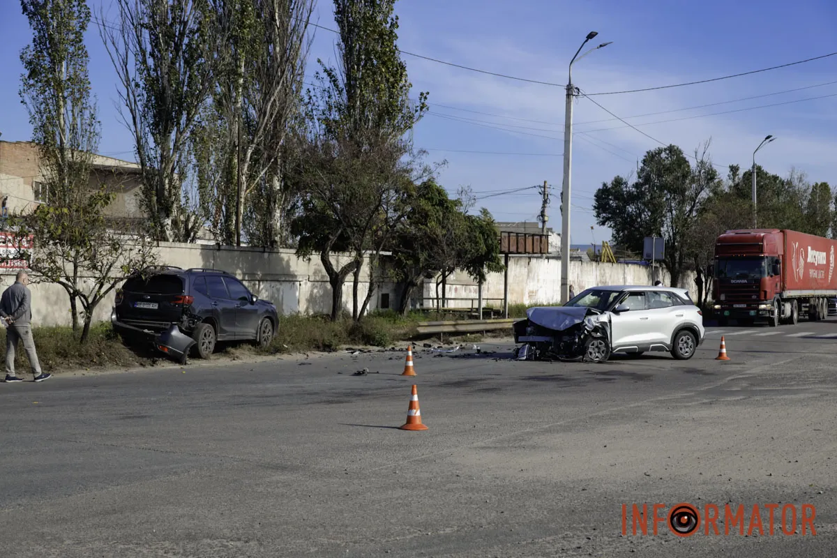 В Днепре возле дилерского центра Ford на Курсантской столкнулись BYD и Subaru: движение затруднено 17