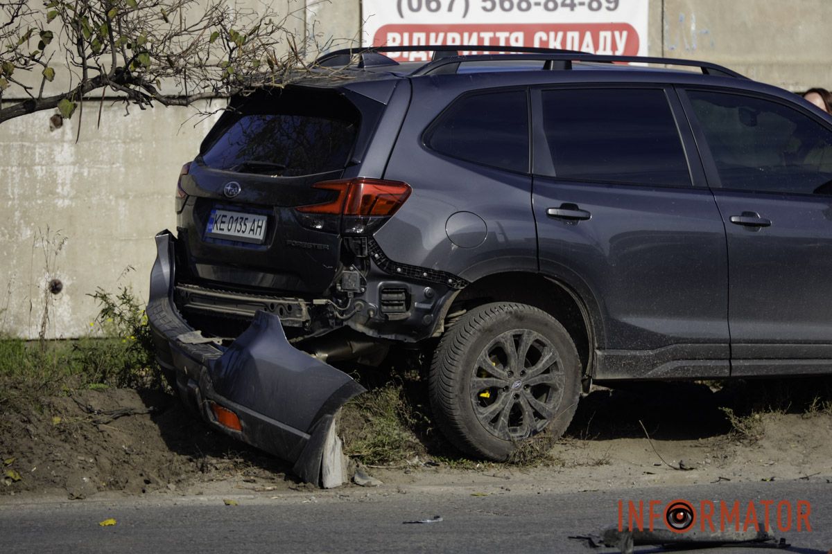 В Днепре возле дилерского центра Ford на Курсантской столкнулись BYD и Subaru: движение затруднено 16