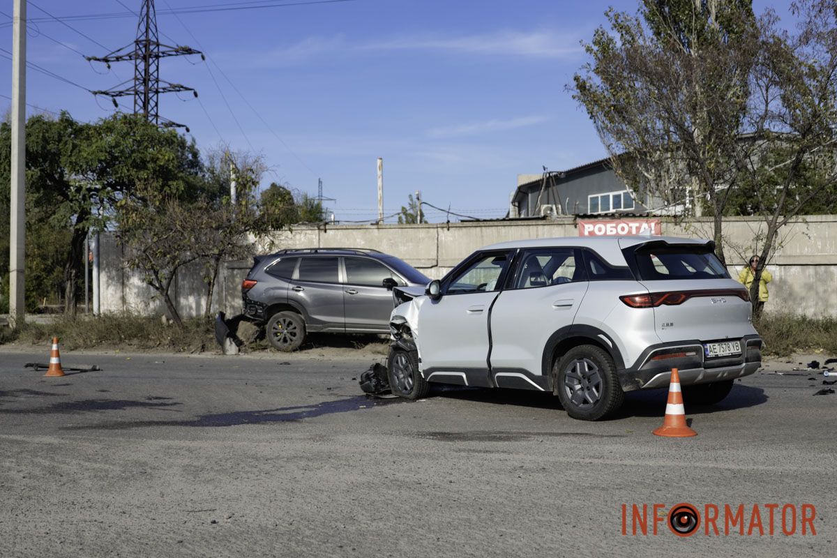 В Днепре возле дилерского центра Ford на Курсантской столкнулись BYD и Subaru: движение затруднено 15