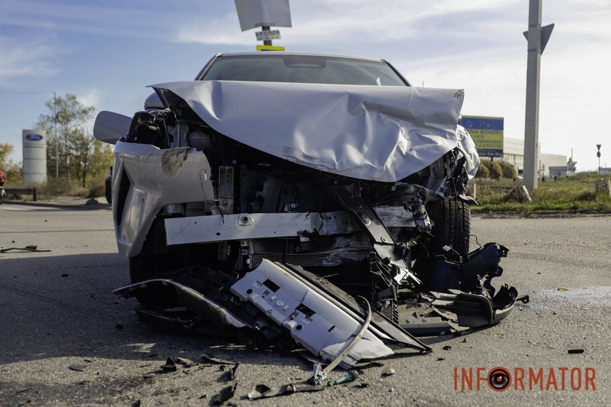 В Днепре возле дилерского центра Ford на Курсантской столкнулись BYD и Subaru: движение затруднено 14