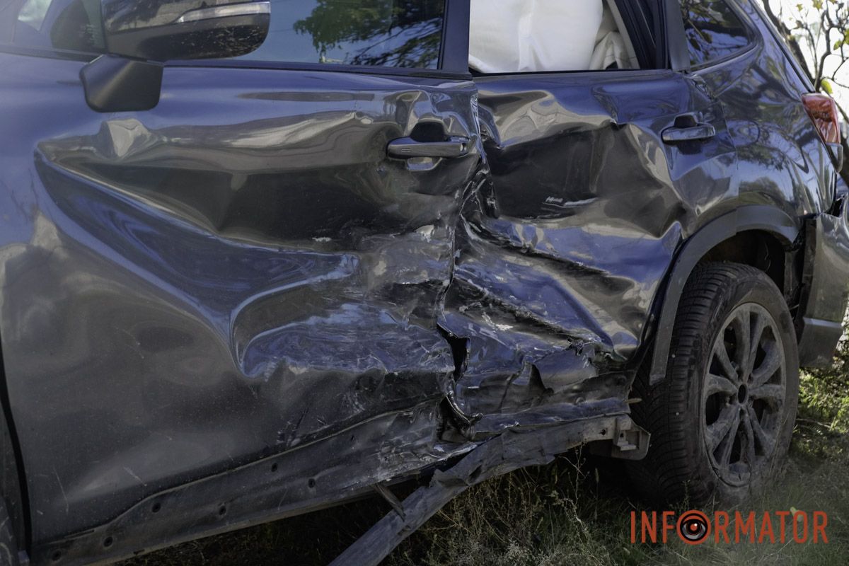 В Днепре возле дилерского центра Ford на Курсантской столкнулись BYD и Subaru: движение затруднено 9