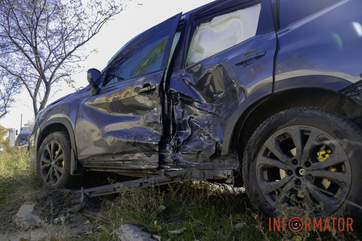В Днепре возле дилерского центра Ford на Курсантской столкнулись BYD и Subaru: движение затруднено 5