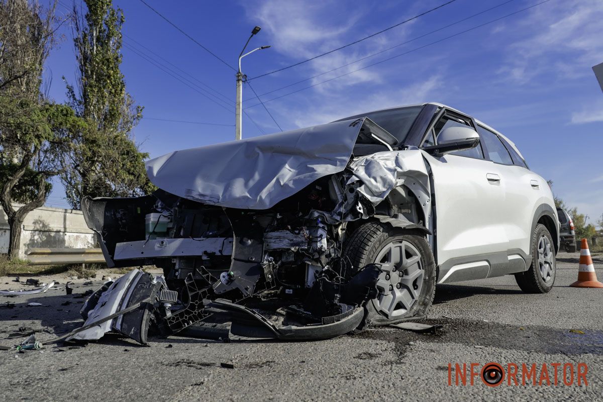 В Днепре возле дилерского центра Ford на Курсантской столкнулись BYD и Subaru: движение затруднено 2