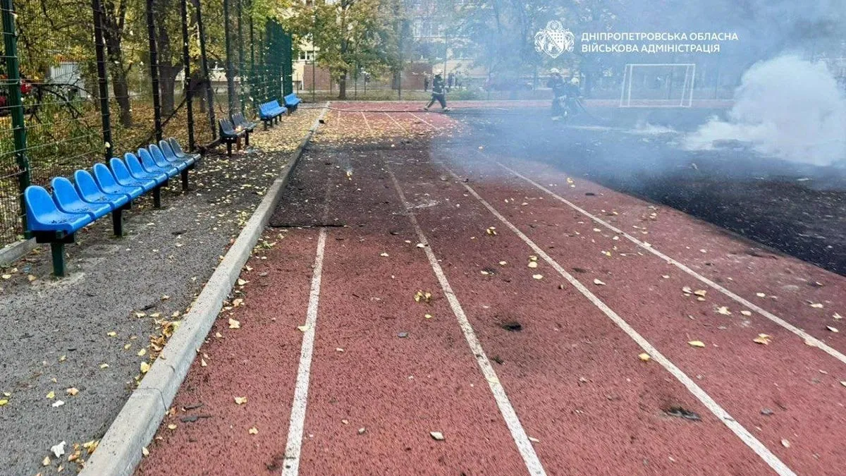 Вибухи у Дніпрі: у місті понівечений стадіон ліцею