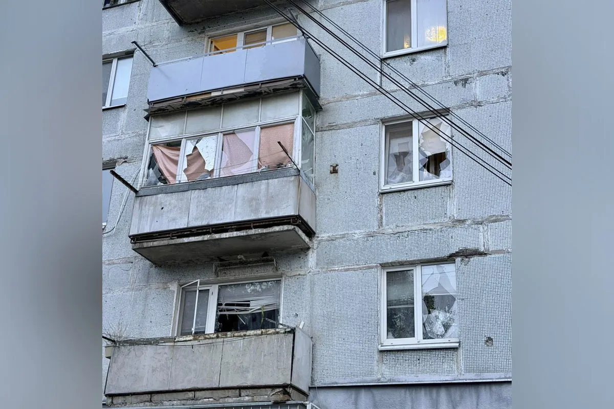 На місці представники райадміністрації, міські служби, доєднуються благодійники Понівечені 6 багатоповерхівок та 2 ліції: Філатов про наслідки ворожої атаки по Дніпру 8