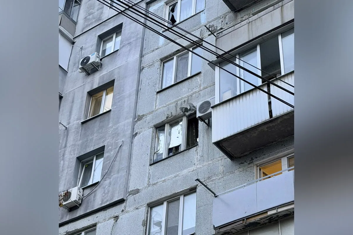 На одному з дитячих спортивних стадіонів вигоріло покриття Понівечені 6 багатоповерхівок та 2 ліції: Філатов про наслідки ворожої атаки по Дніпру 6