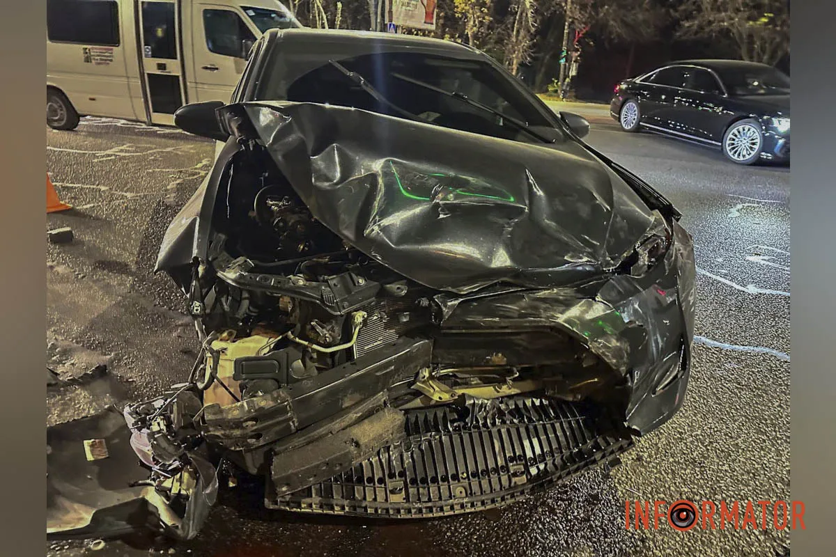 У Дніпрі на проспекті Богдана Хмельницького зіткнулись дві Toyota: одна перекинулась на дах 1
