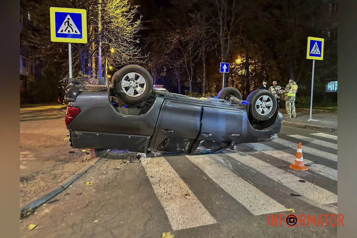 У Дніпрі на проспекті Богдана Хмельницького зіткнулись дві Toyota: одна перекинулась на дах 8