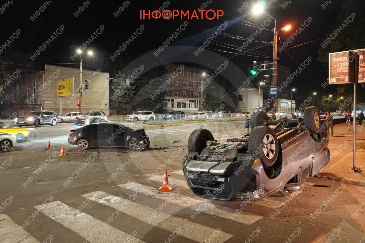 У Дніпрі на проспекті Богдана Хмельницького зіткнулись дві Toyota, одне авто перекинулось У Дніпрі на проспекті Богдана Хмельницького зіткнулись дві Toyota, одне авто перекинулось