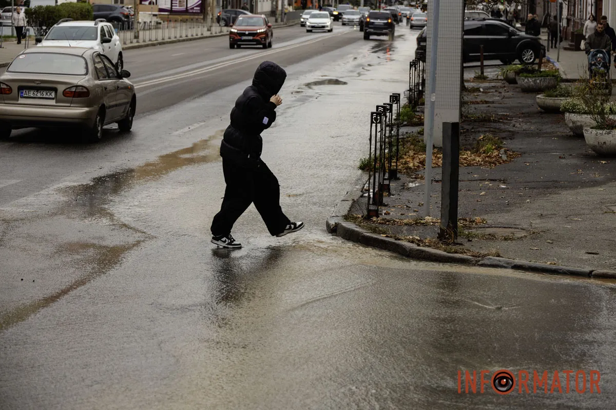 В Днепре на улице Глобы образовалась река из-за аварии на водопроводе 21