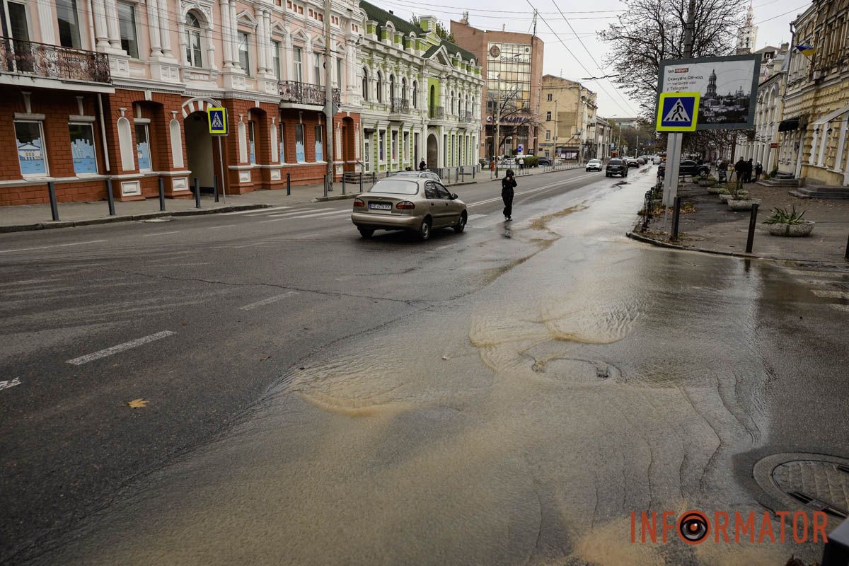 В Днепре на улице Глобы образовалась река из-за аварии на водопроводе 20