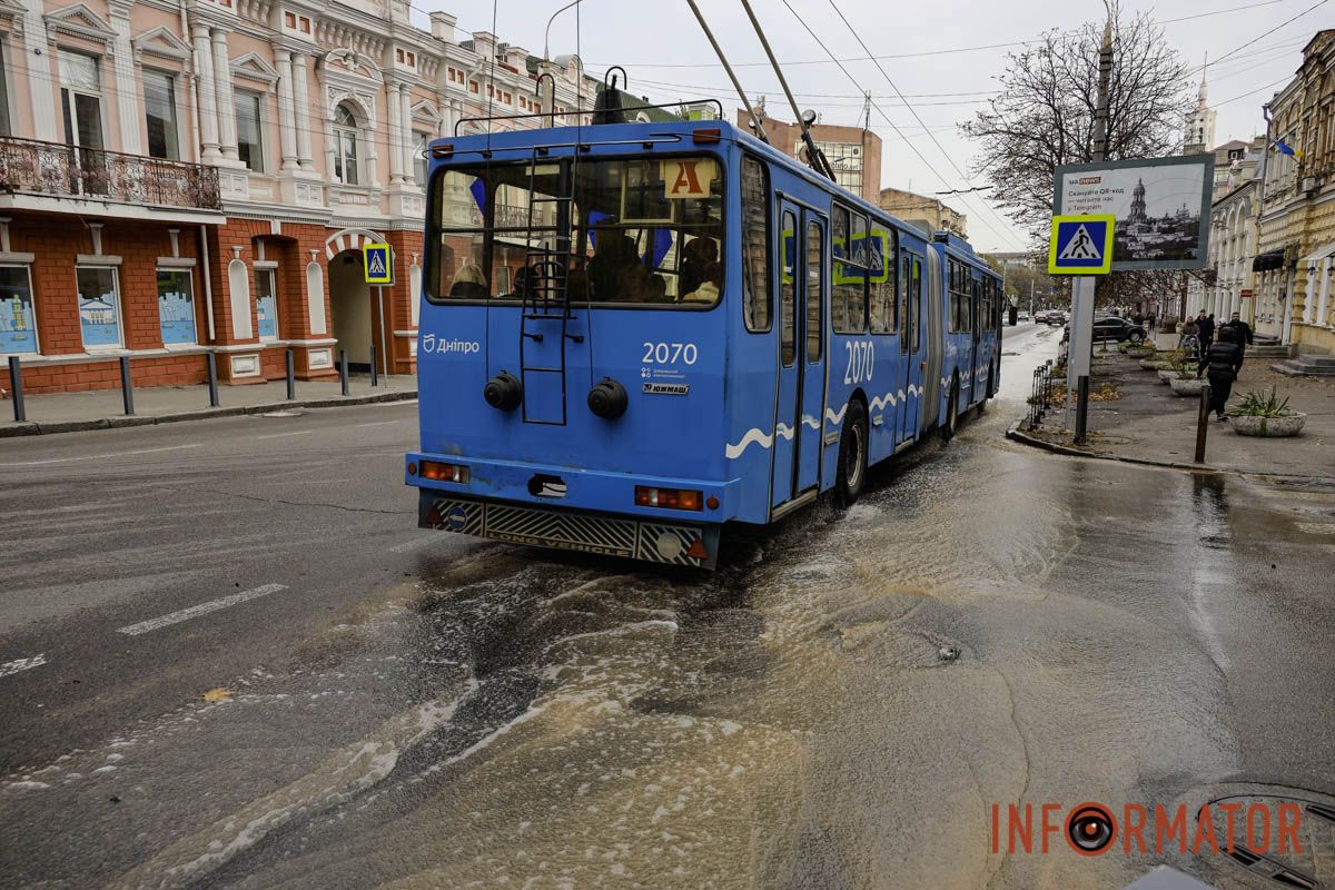 В Днепре на улице Глобы образовалась река из-за аварии на водопроводе 19