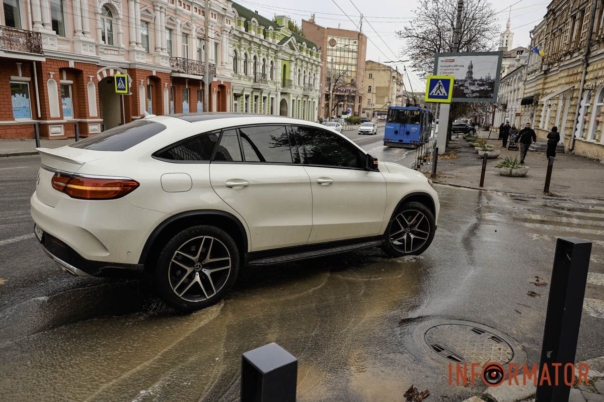 В Днепре на улице Глобы образовалась река из-за аварии на водопроводе 18