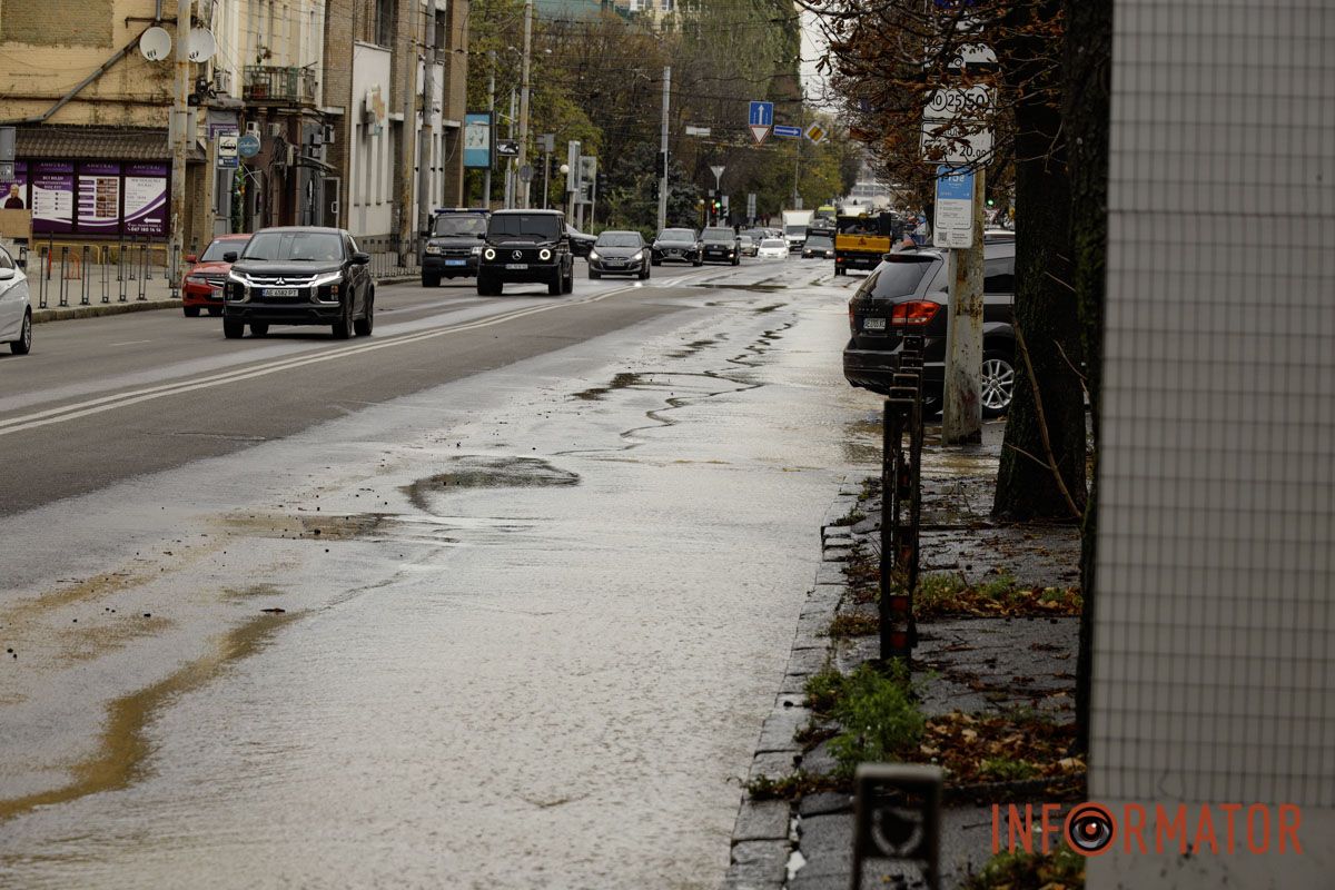 В Днепре на улице Глобы образовалась река из-за аварии на водопроводе 17