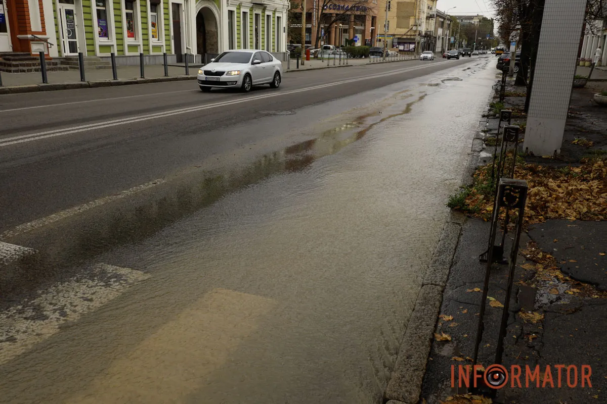 В Днепре на улице Глобы образовалась река из-за аварии на водопроводе 16