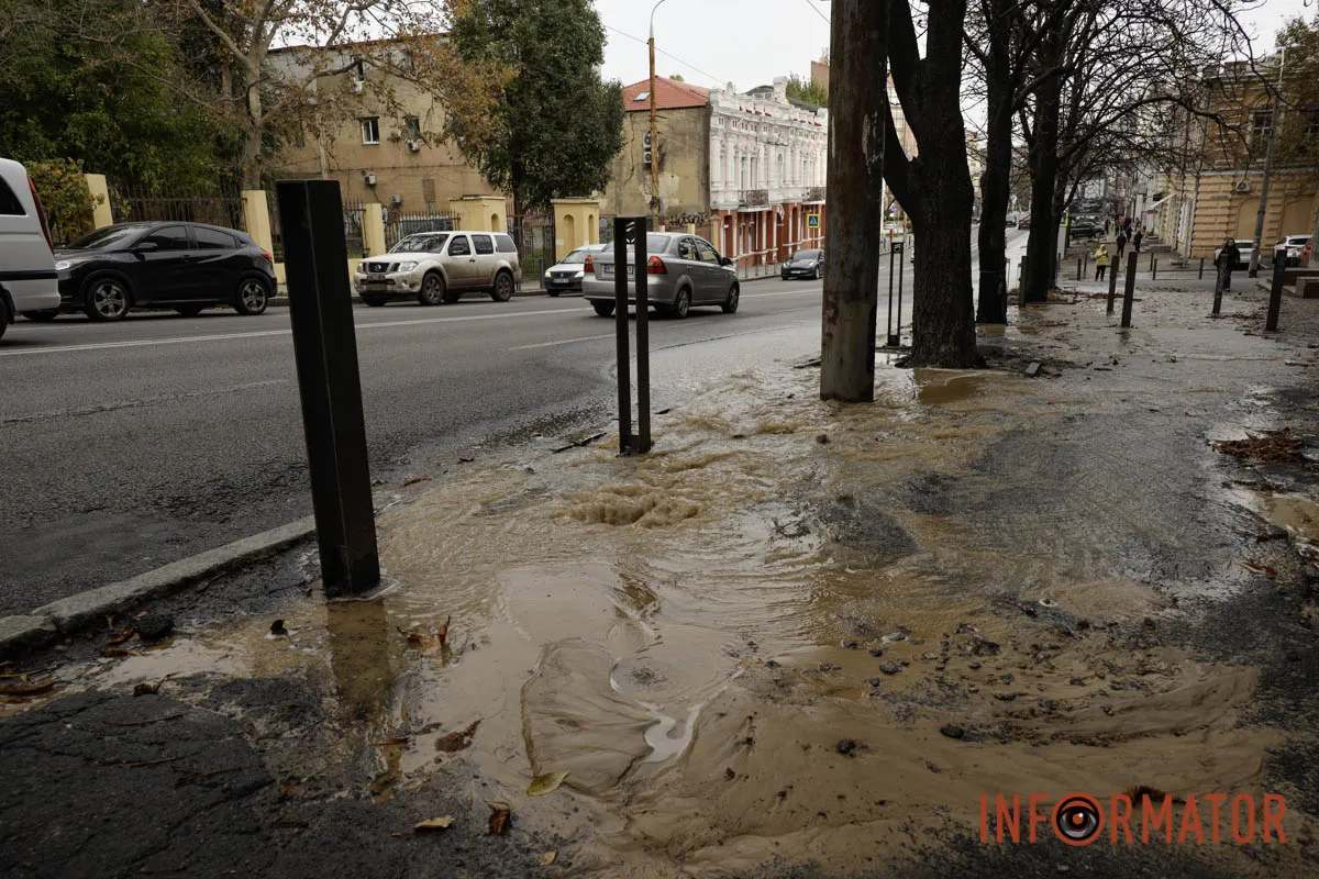 В Днепре на улице Глобы образовалась река из-за аварии на водопроводе 11