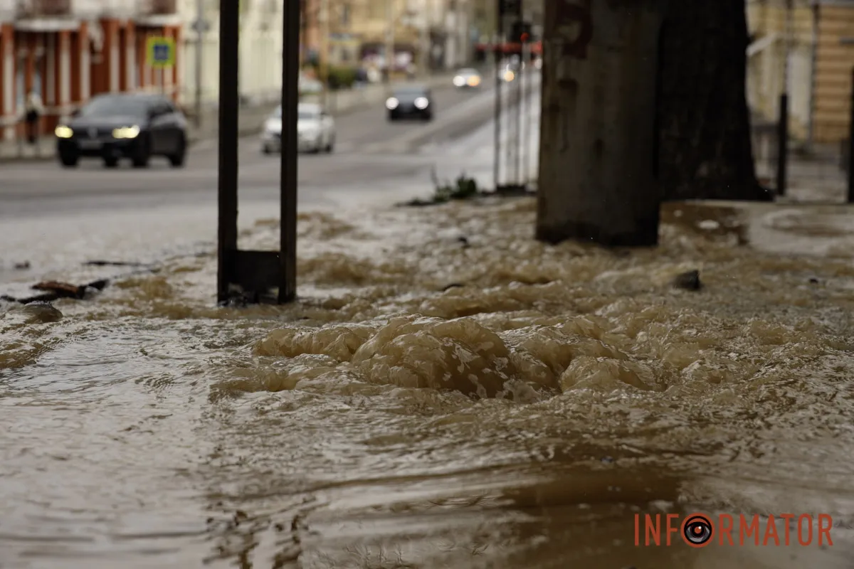 В Днепре на улице Глобы образовалась река из-за аварии на водопроводе 6