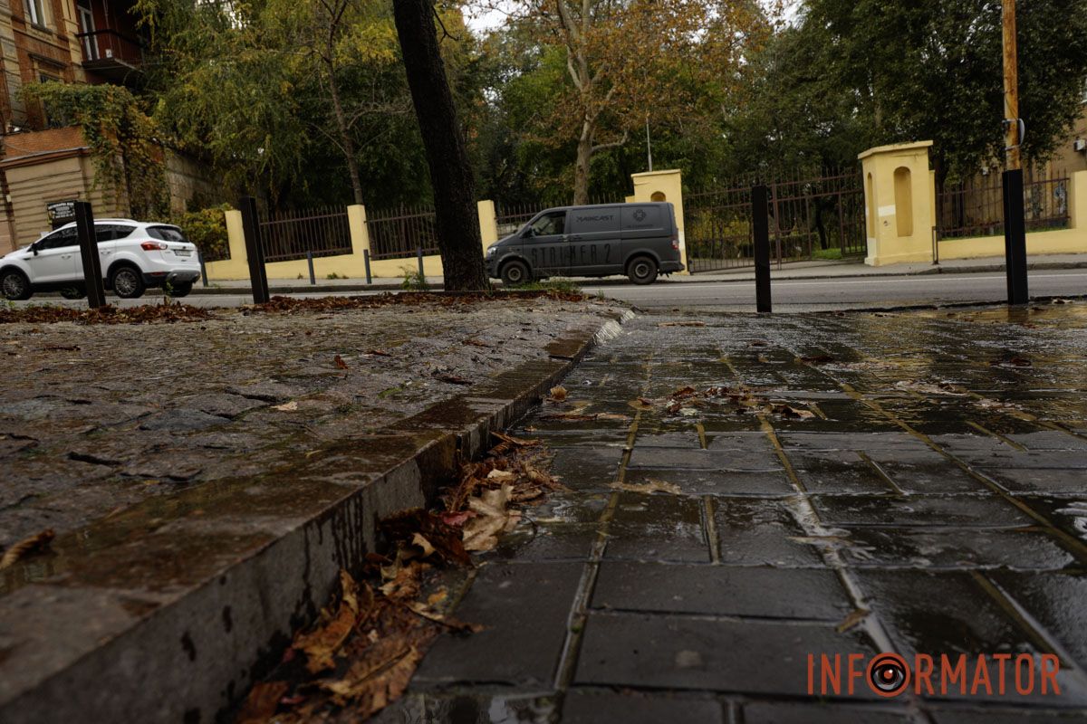 В Днепре на улице Глобы образовалась река из-за аварии на водопроводе 7