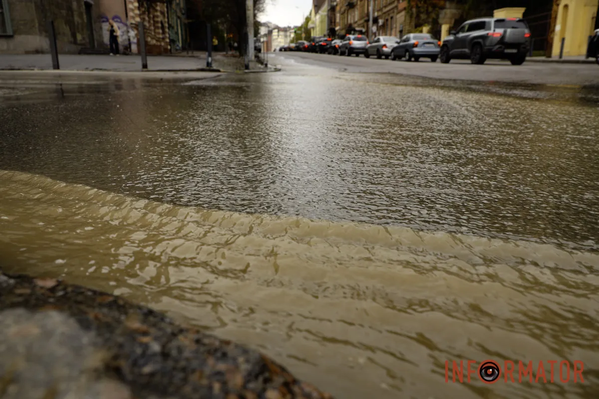 В Днепре на улице Глобы образовалась река из-за аварии на водопроводе 8