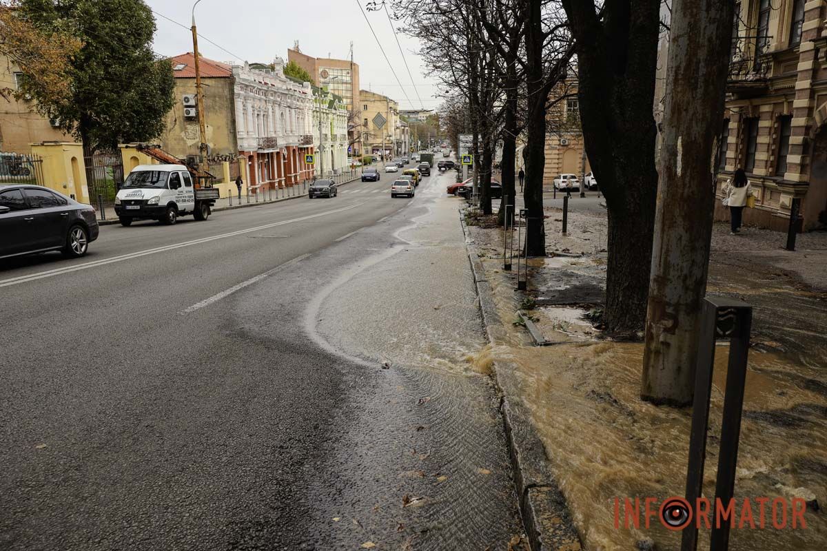 В Днепре на улице Глобы образовалась река из-за аварии на водопроводе 4