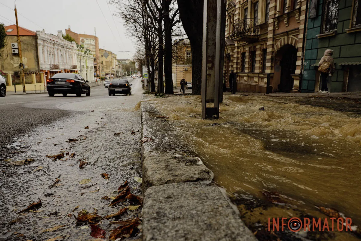В Днепре на улице Глобы образовалась река из-за аварии на водопроводе 2