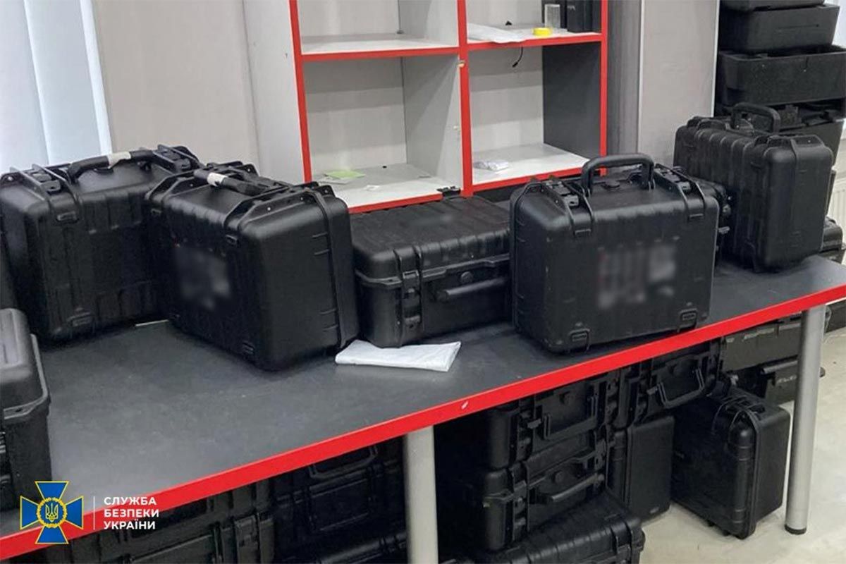 Організатора та вісьмох його спільників підозрюють у викраденні військового майна та відмиванні грошей Заробляли на списаних дронах для ЗСУ: колишній військовий організував схему на 16 мільйонів, серед спільників - житель Дніпропетровської області 3