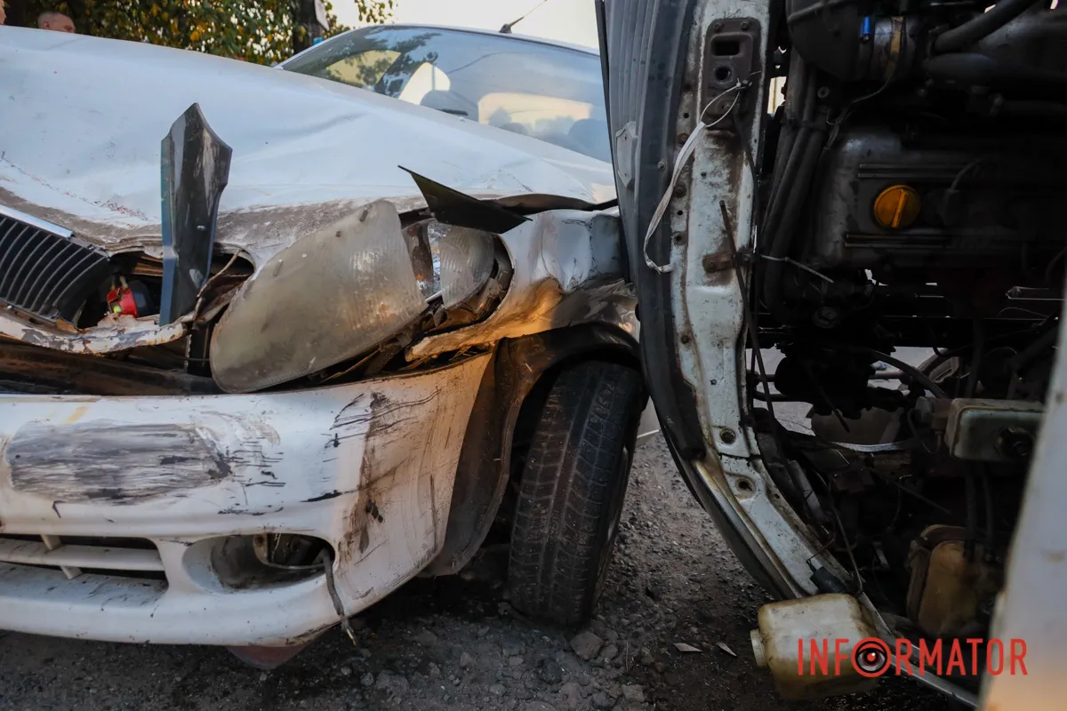 Фото: Тарас Иванов В Днепре на Образцовой после столкновения с Daewoo Lanos перевернулась «ГАЗель» 11