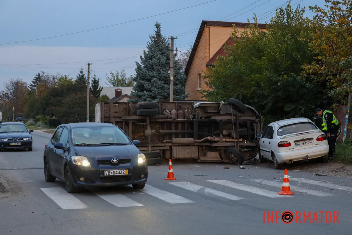 В среду, 28 октября, в Днепре на перекрестке улиц Образцовой и Галины Мазепы произошло ДТП В Днепре на Образцовой после столкновения с Daewoo Lanos перевернулась «ГАЗель» 1