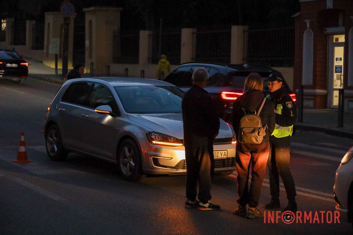 У середу, 28 жовтня, у Дніпрі на вулиці Глоби сталася ДТП У Дніпрі на вулиці Глоби Volkswagen збив 15-річну дівчину на пішохідному переході 1
