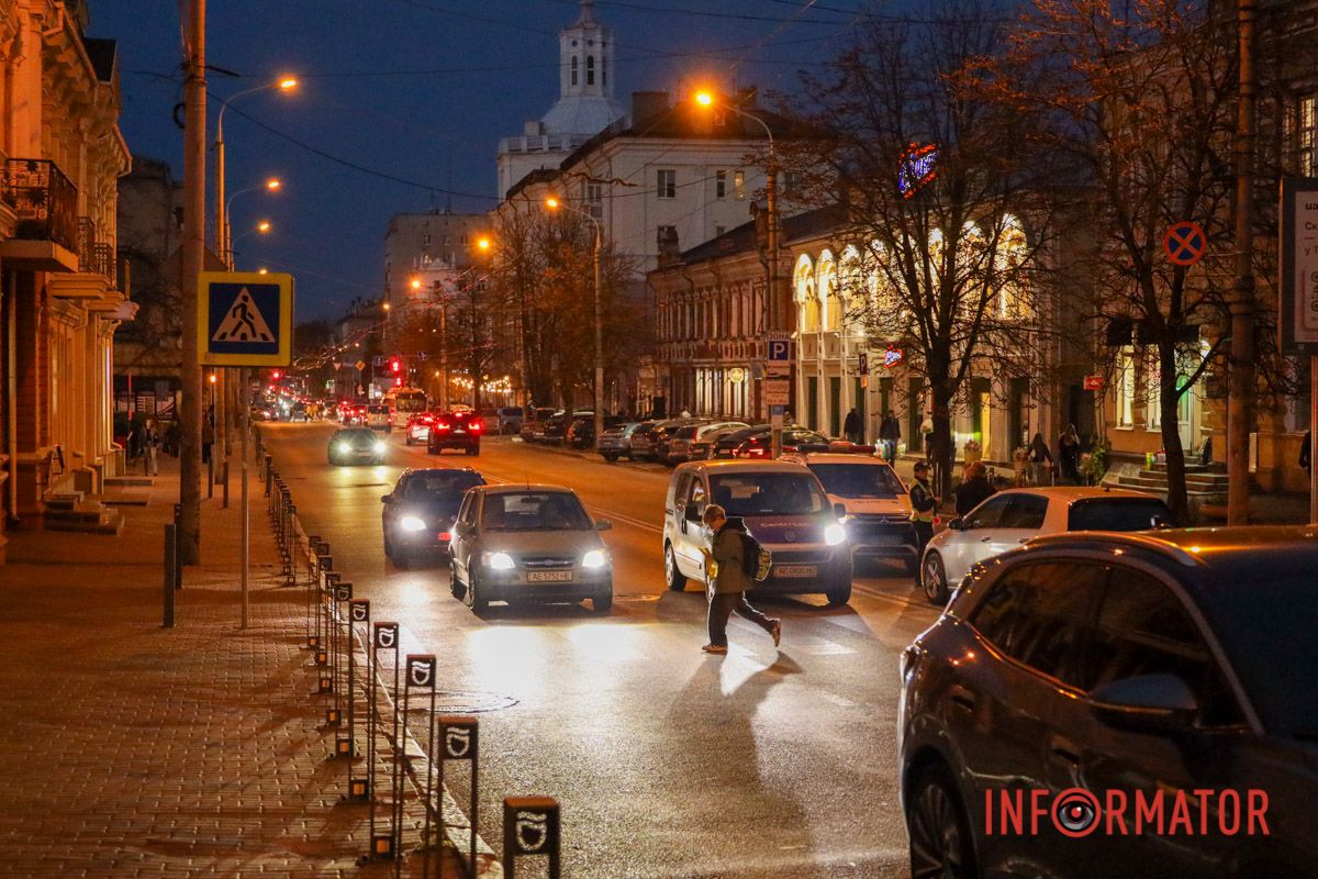 Попередньо, у постраждалої діагностували забій коліна У Дніпрі на вулиці Глоби Volkswagen збив 15-річну дівчину на пішохідному переході 8