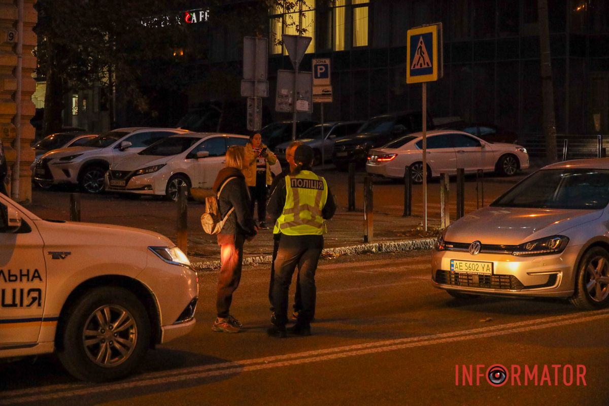 Про це повідомляє Інформатор з місця події У Дніпрі на вулиці Глоби Volkswagen збив 15-річну дівчину на пішохідному переході 4