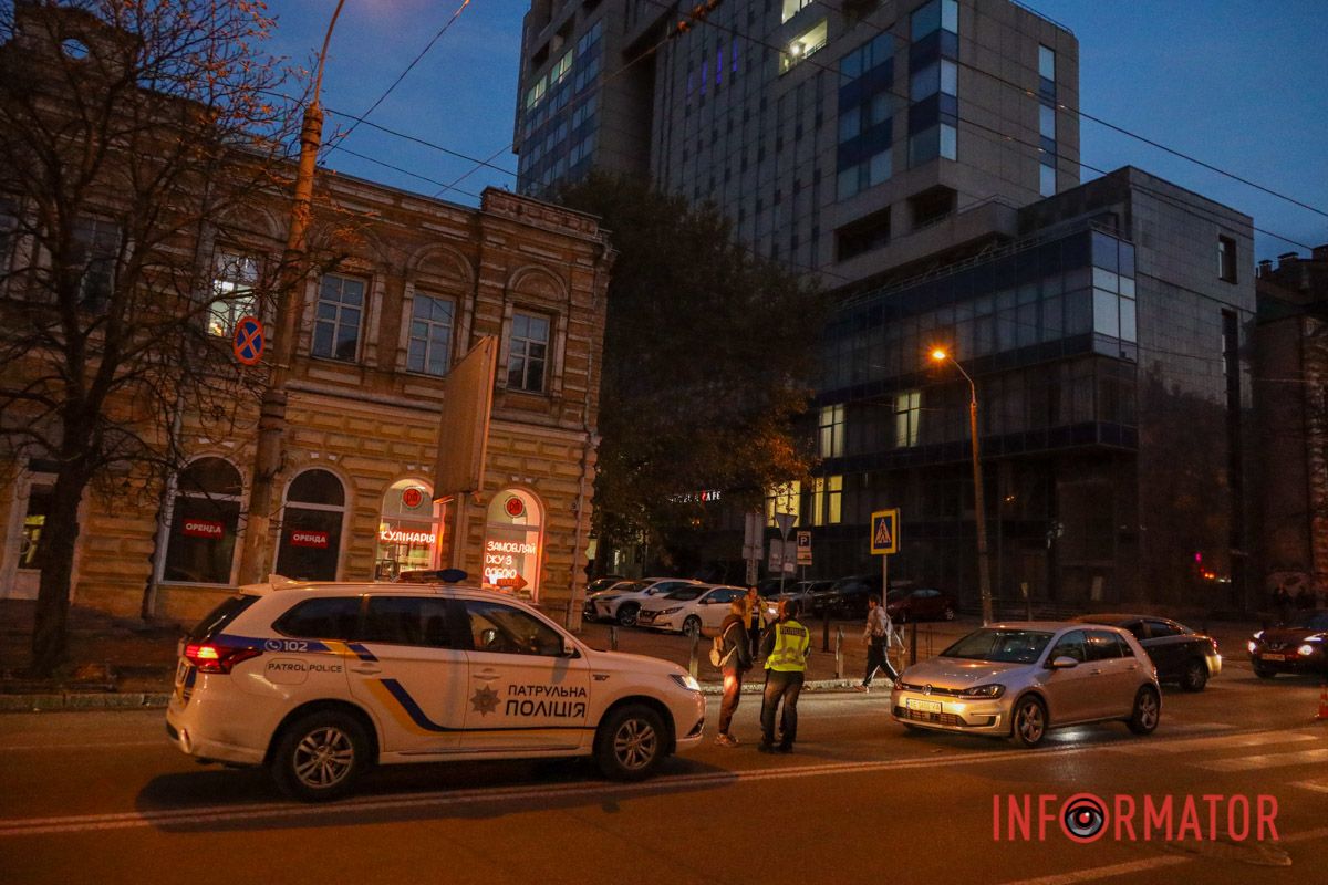 На місці працюють поліцейські У Дніпрі на вулиці Глоби Volkswagen збив 15-річну дівчину на пішохідному переході 12