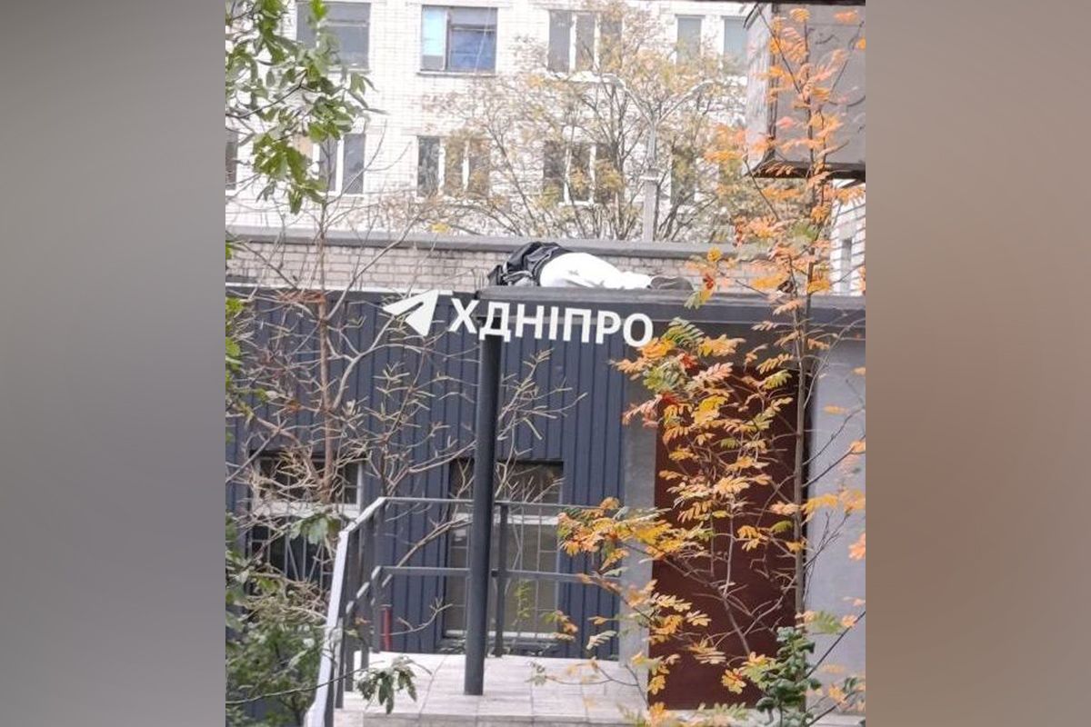 По данным из соцсетей, девушка упала из окна на чердак По данным из соцсетей, девушка упала из окна на чердак