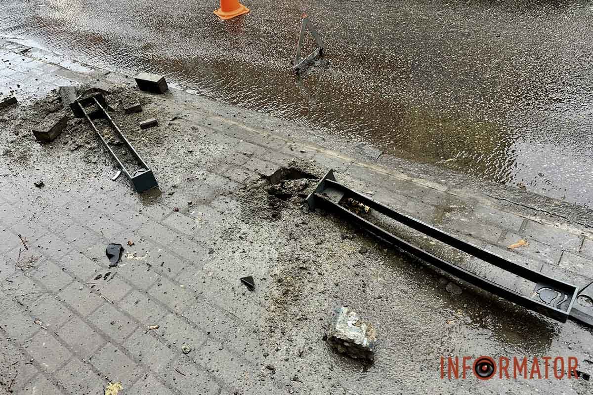 В Днепре на Коцюбинского Hyundai подрезал полицейский автомобиль: машина снесла столбики на тротуаре 2