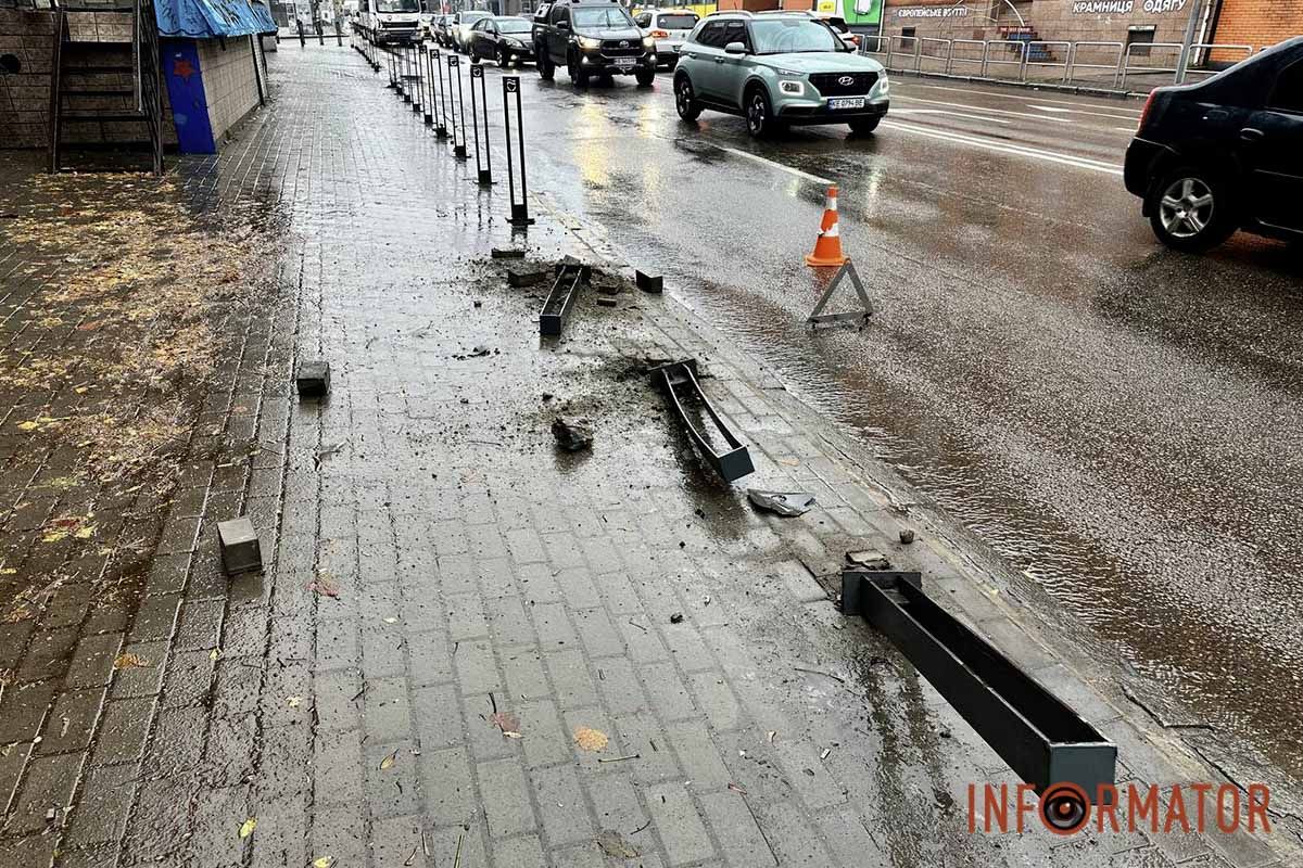 В Днепре на Коцюбинского Hyundai подрезал полицейский автомобиль: машина снесла столбики на тротуаре 1
