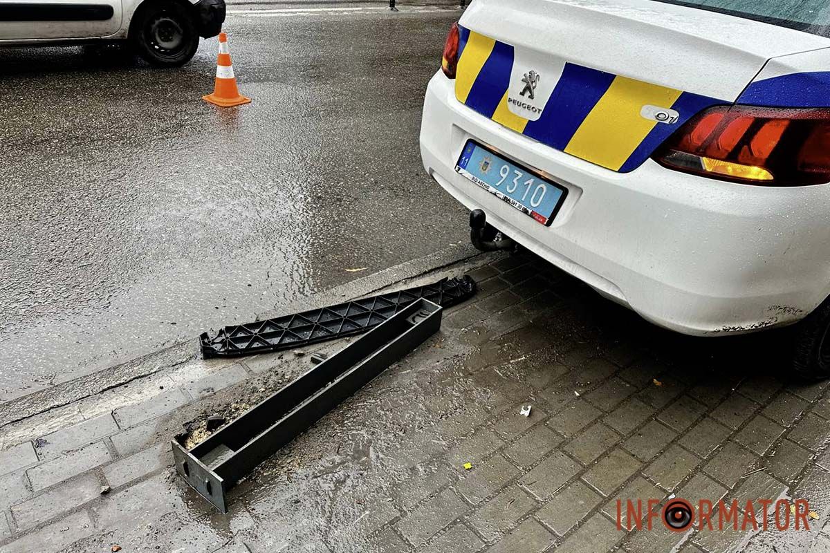 В Днепре на Коцюбинского Hyundai подрезал полицейский автомобиль: машина снесла столбики на тротуаре 11