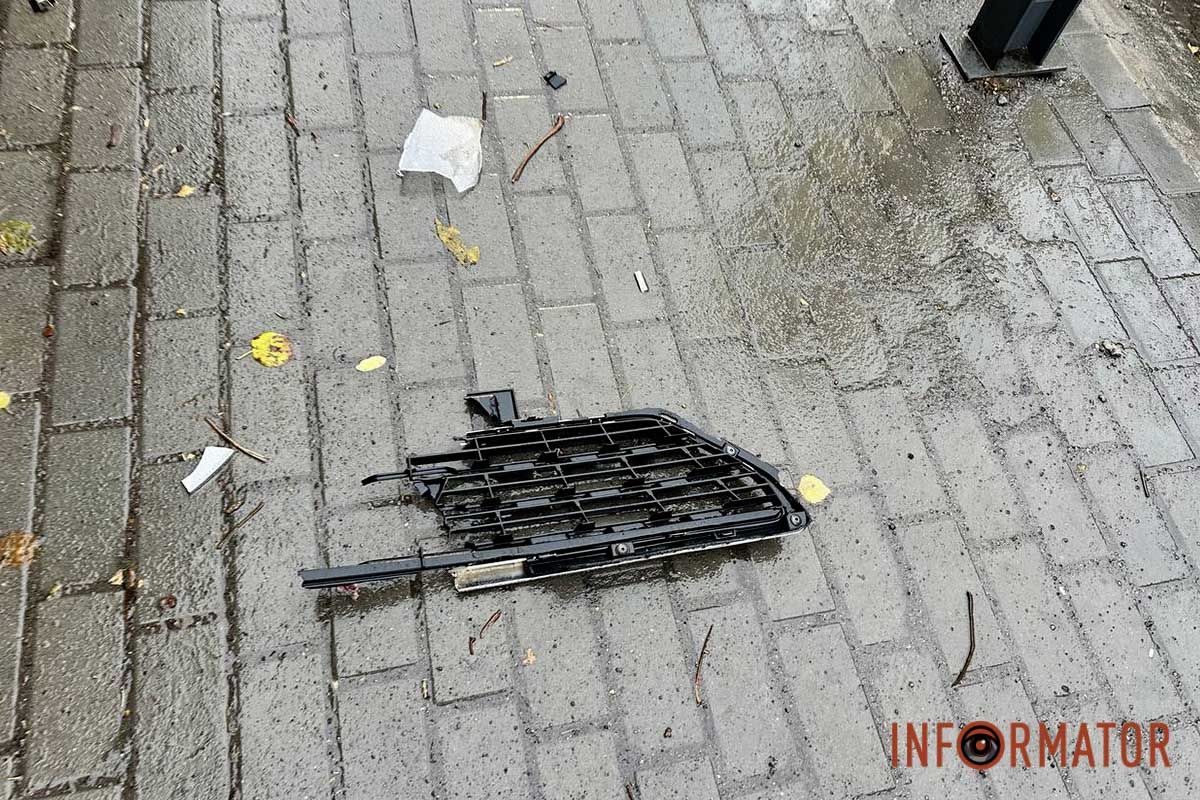 В Днепре на Коцюбинского Hyundai подрезал полицейский автомобиль: машина снесла столбики на тротуаре 10