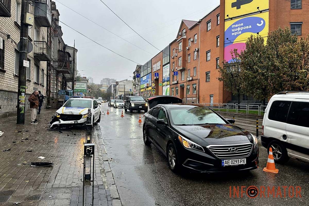 В Днепре на Коцюбинского Hyundai подрезал полицейский автомобиль: машина снесла столбики на тротуаре 7
