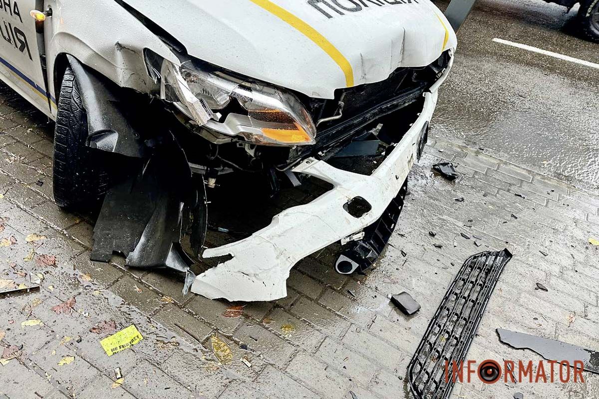 В Днепре на Коцюбинского Hyundai подрезал полицейский автомобиль: машина снесла столбики на тротуаре 6