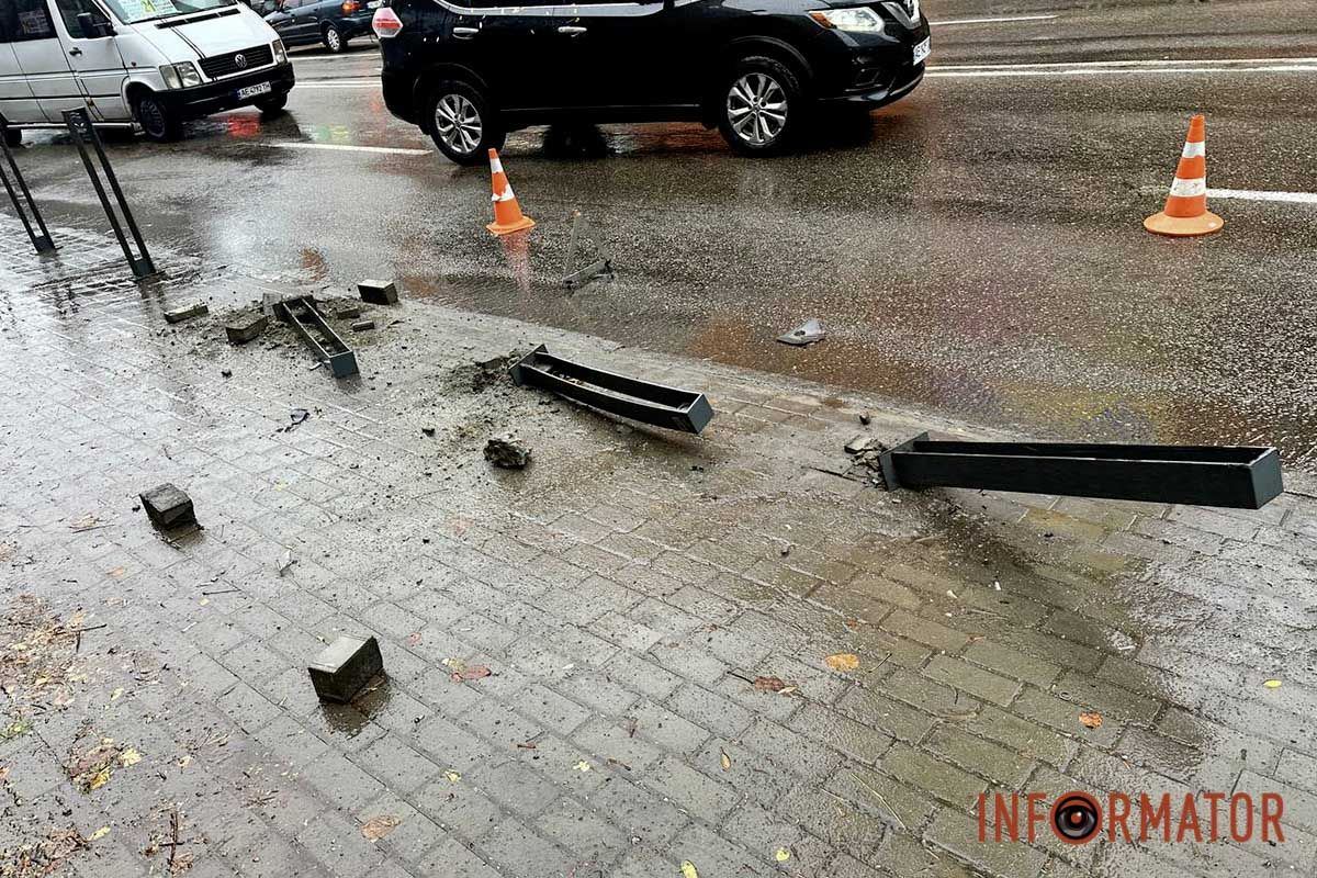 В Днепре на Коцюбинского Hyundai подрезал полицейский автомобиль: машина снесла столбики на тротуаре 3
