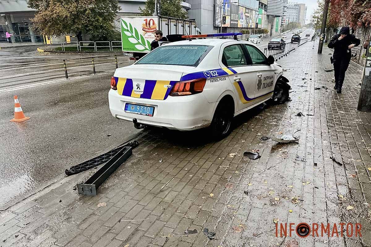 В Днепре на Коцюбинского Hyundai подрезал полицейский автомобиль: машина снесла столбики на тротуаре 12