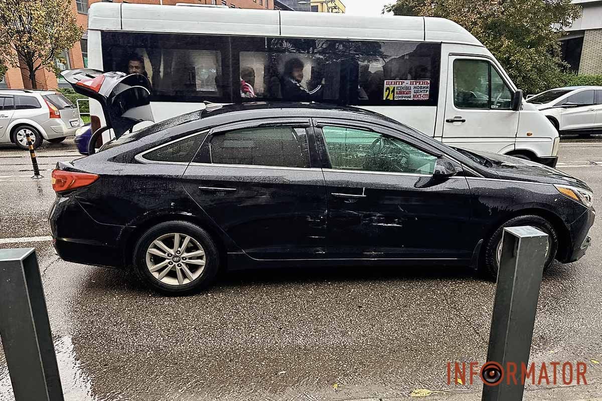В Днепре на Коцюбинского Hyundai подрезал полицейский автомобиль: машина снесла столбики на тротуаре 9