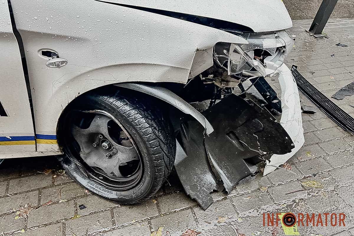 В Днепре на Коцюбинского Hyundai подрезал полицейский автомобиль: машина снесла столбики на тротуаре 8