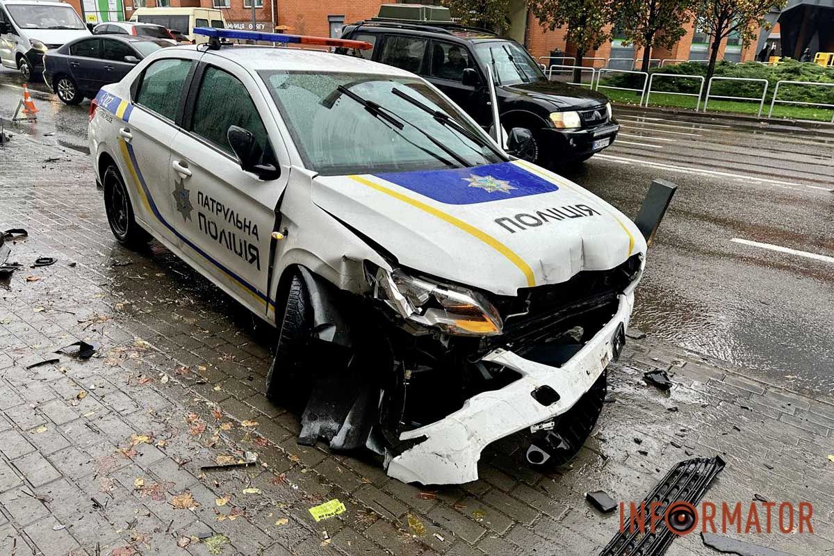 В Днепре на Коцюбинского Hyundai подрезал полицейский автомобиль: машина снесла столбики на тротуаре 5