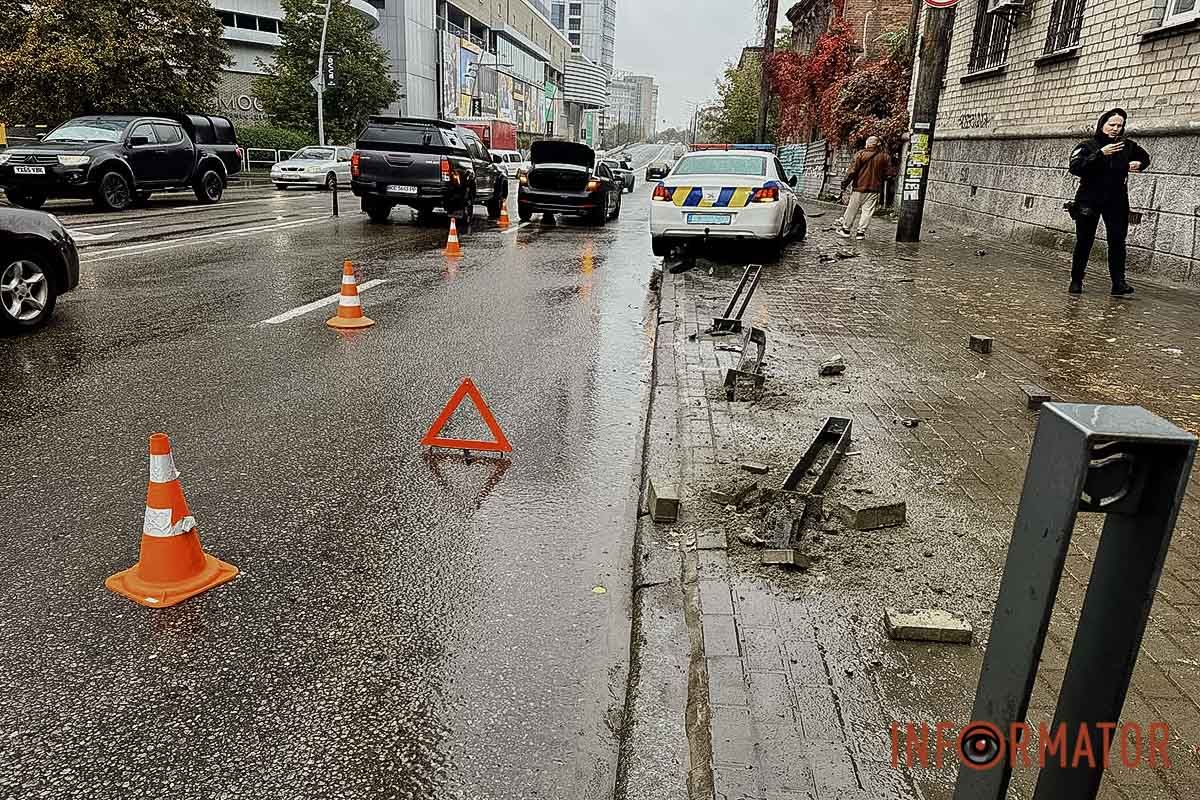 В Днепре на Коцюбинского Hyundai подрезал полицейский автомобиль: машина снесла столбики на тротуаре 4