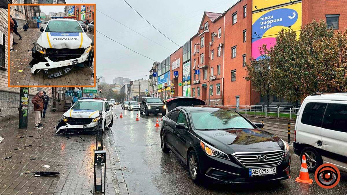 У Дніпрі на Коцюбинського Hyundai підрізав поліцейське авто: машина знесла стовпчики на тротуарі