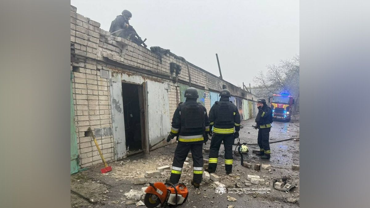 У передмісті Дніпра через атаку рф спалахнули гаражі