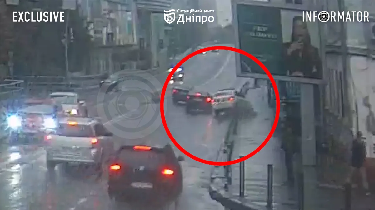 В Днепре на Коцюбинского Hyundai подрезал полицейский автомобиль: момент ДТП